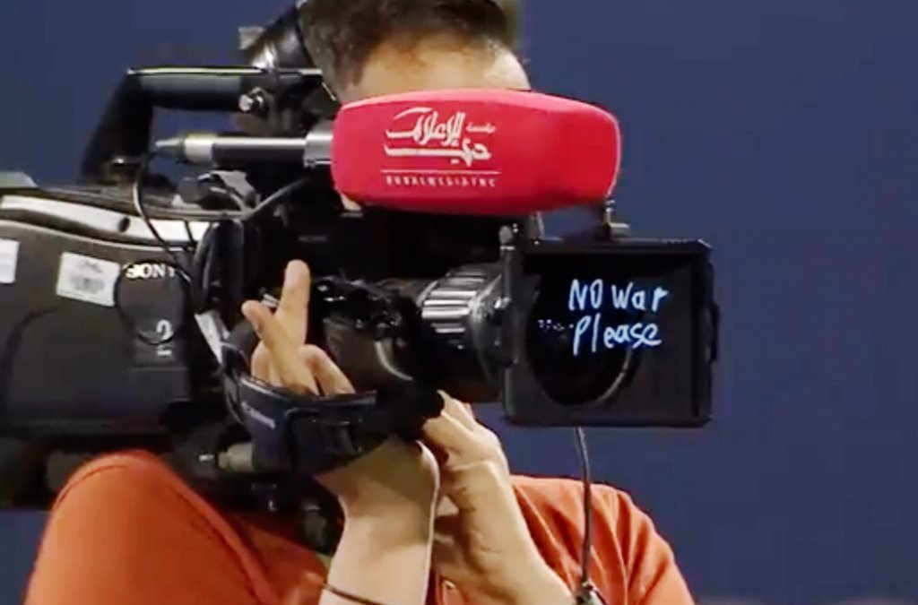Rublev write No war please on a camera